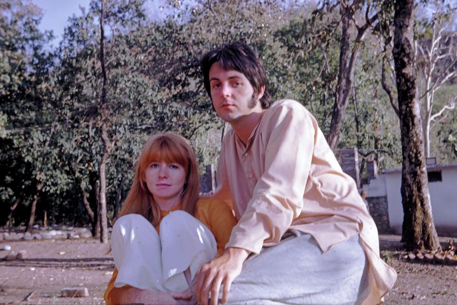 El cantante Paul McCartney y su expareja Jane Asher en la India