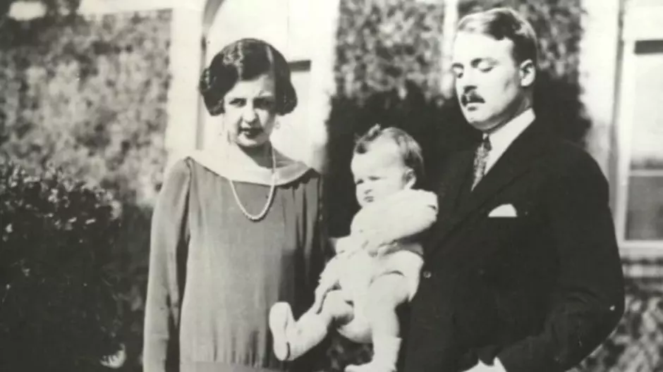 Carlota de Mónaco junto a su marido y su primogénito