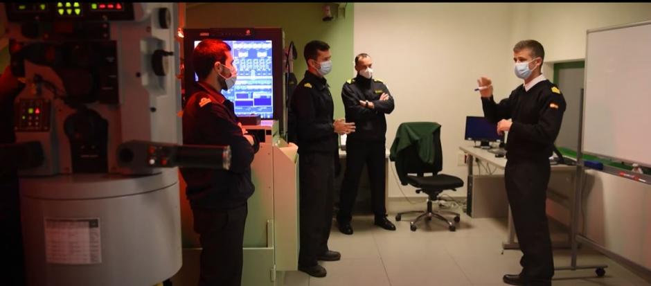 Un momento del adiestramiento de la tripulación del S-81, en un video difundido por la Armada
