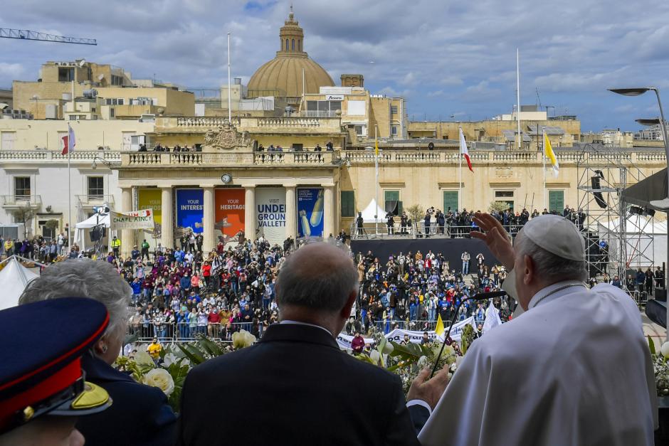 El Papa junto al presidente de Malta, George Vela, en Valetta