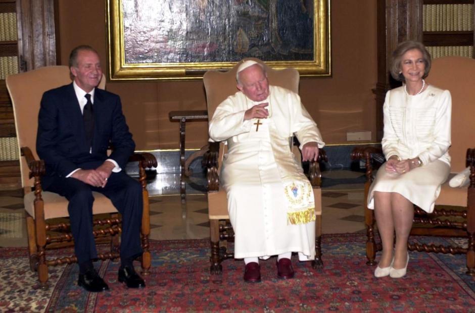 Los Reyes de España, Juan Carlos I y Sofía, durante una audiencia privada con el Papa Juan Pablo II. La Reina Sofía viste de blanco siguiendo el protocolo
