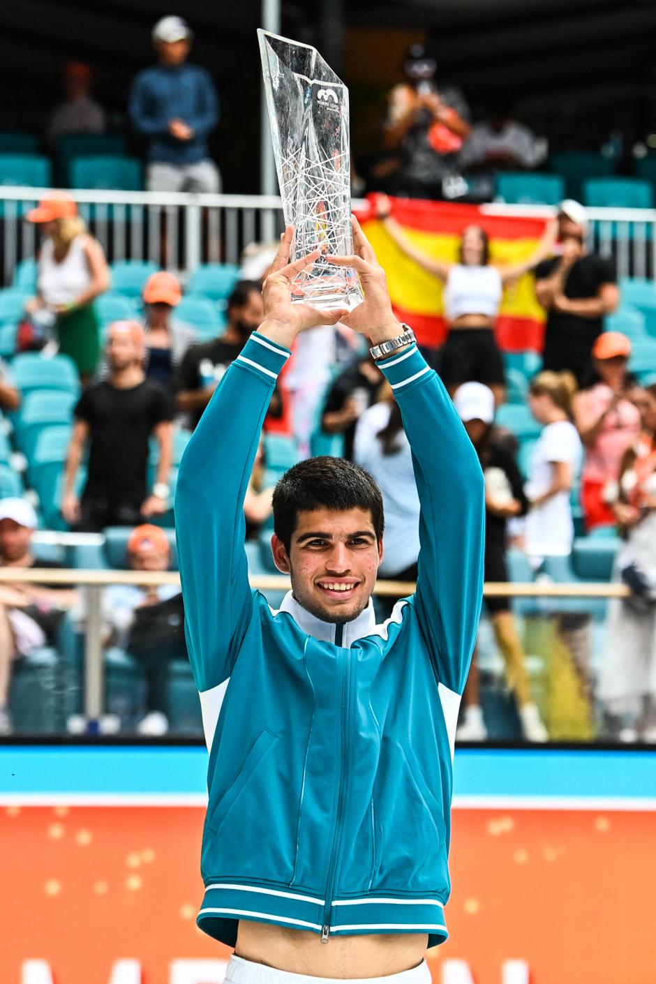 Carlos Alcaraz levanta el trofeo de campeón del Masters 1000 de Miami en 2022