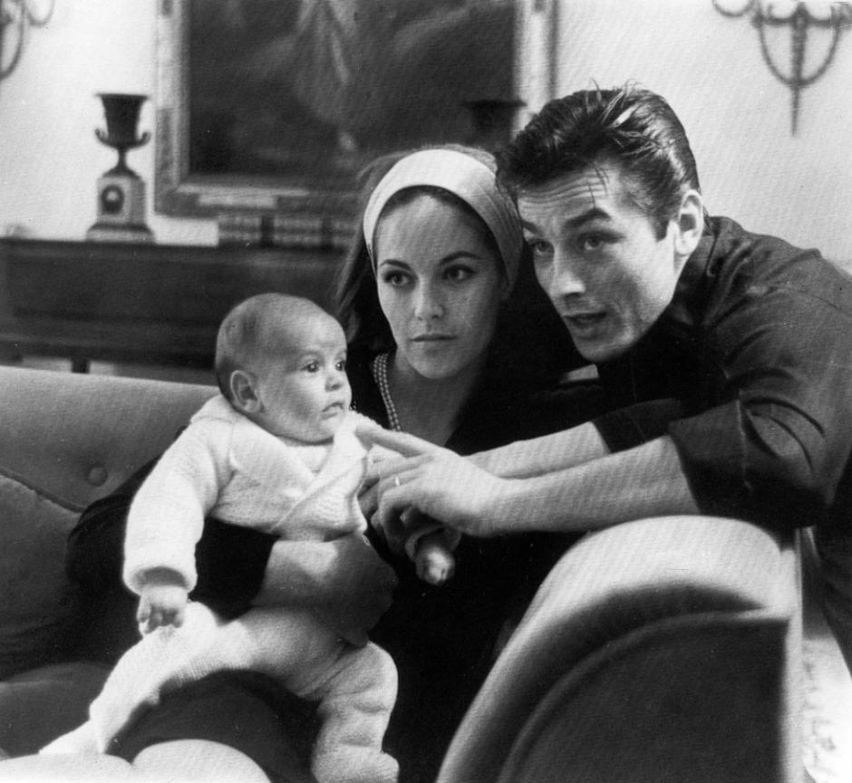 Alain Delon junto a Nathalie y su hijo Anthony en Beverly Hills, en 1964