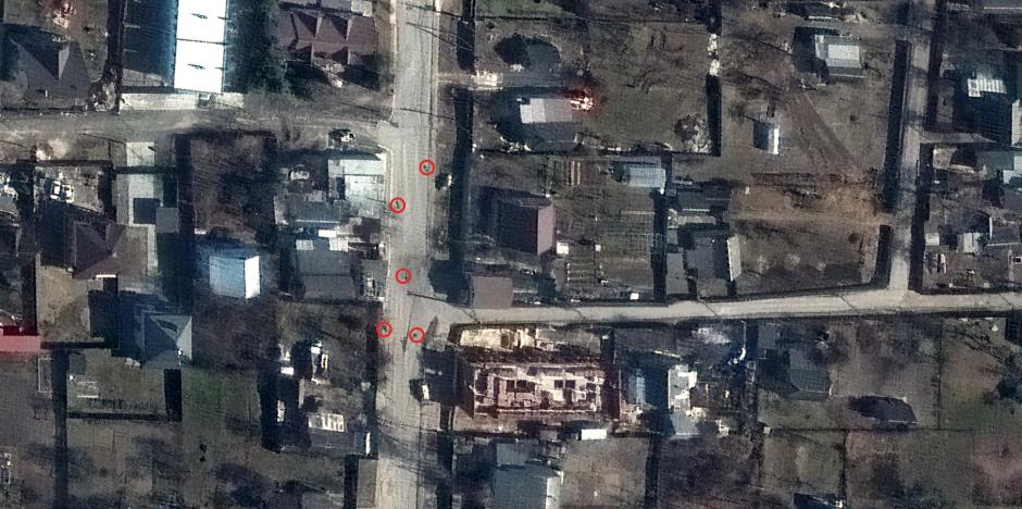 Manchas en imágenes satelitales que se corresponden con los cadáveres encontrados en Bucha tras la retirada de Rusia