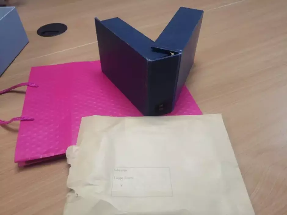 El sobre en el que apareció la caja de archivo con los dos cuadernos dentro y la bolsa de regalo rosa