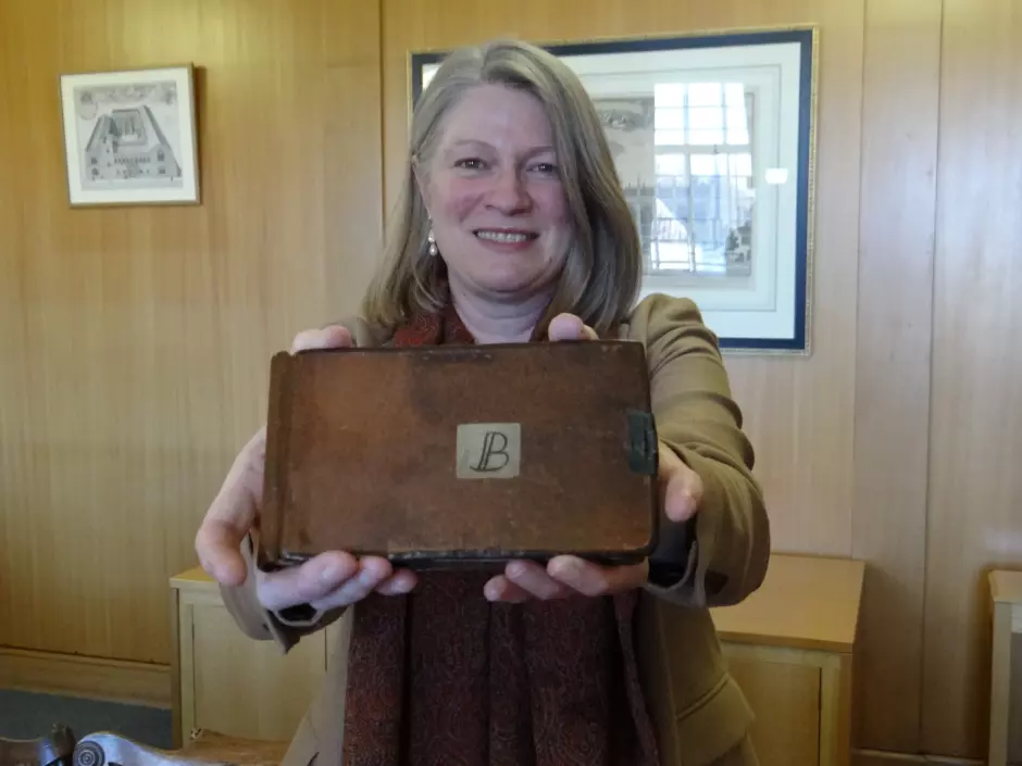 La Dra. Jessica Gardner con el cuaderno 'B' de Charles Darwin, que contiene el bosquejo del Árbol de la Vida