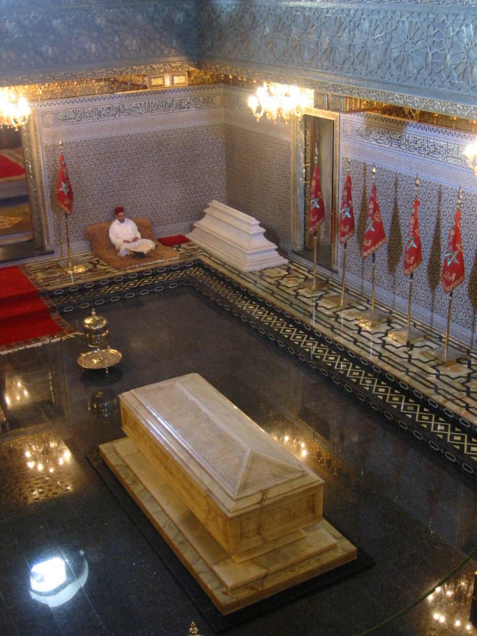Interior del mausoleo con el sepulcro de Mohamed V en primer plano