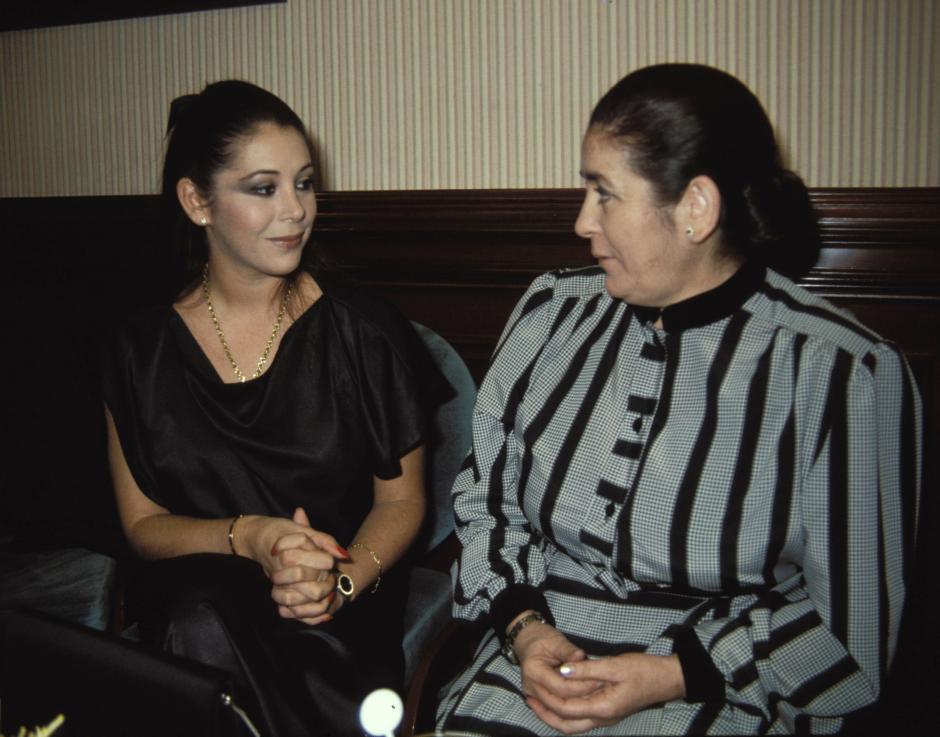 Isabel Pantoja con su madre, doña Ana, durante una de sus primeras giras