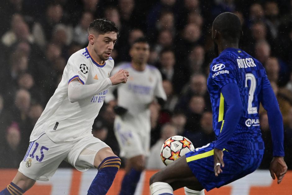 Valverde avanza con el balón en Stamford Bridge