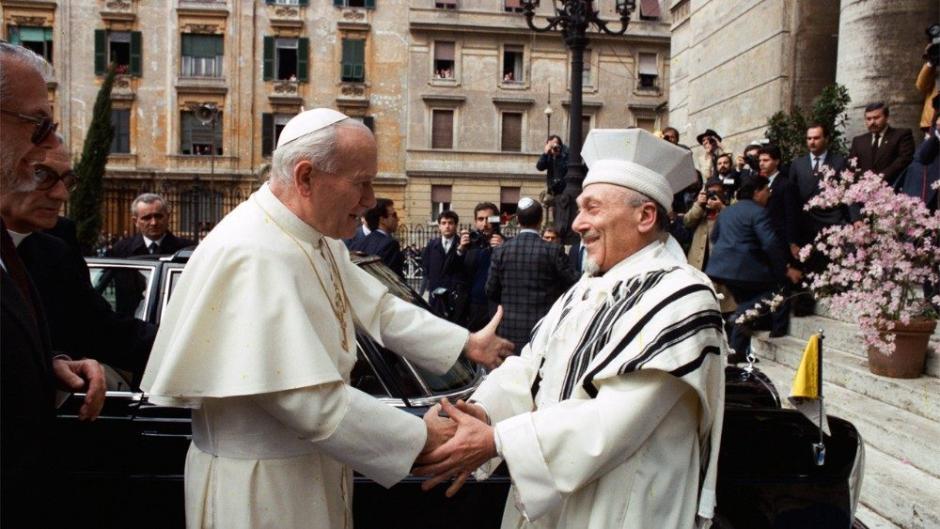 San Juan Pablo II abrazando a Elio Toaff, rabino de la sinagoga de Roma