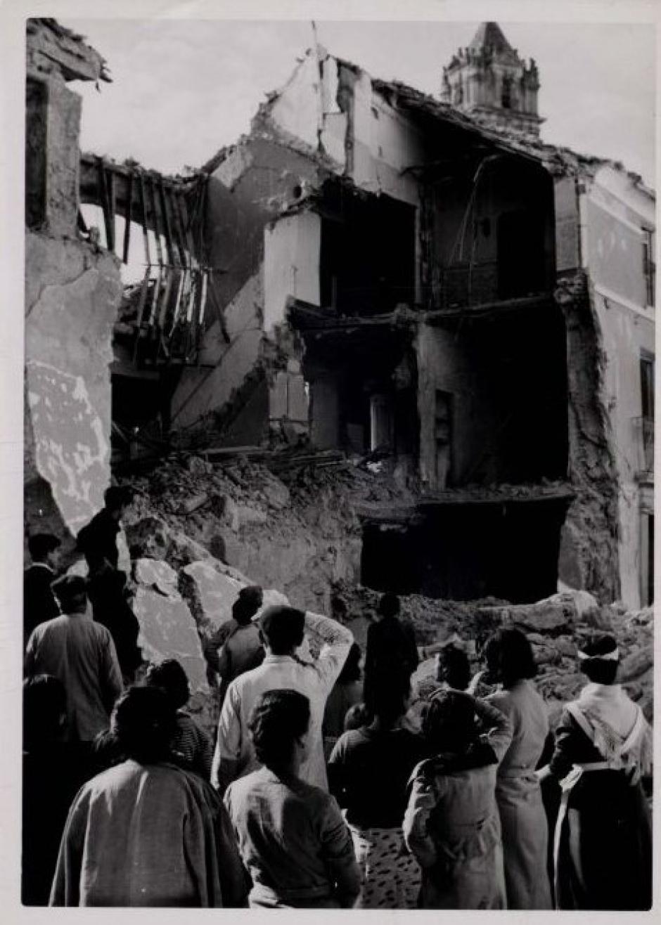 Vecinos viendo los escombros de los edificios tras el bombardeo