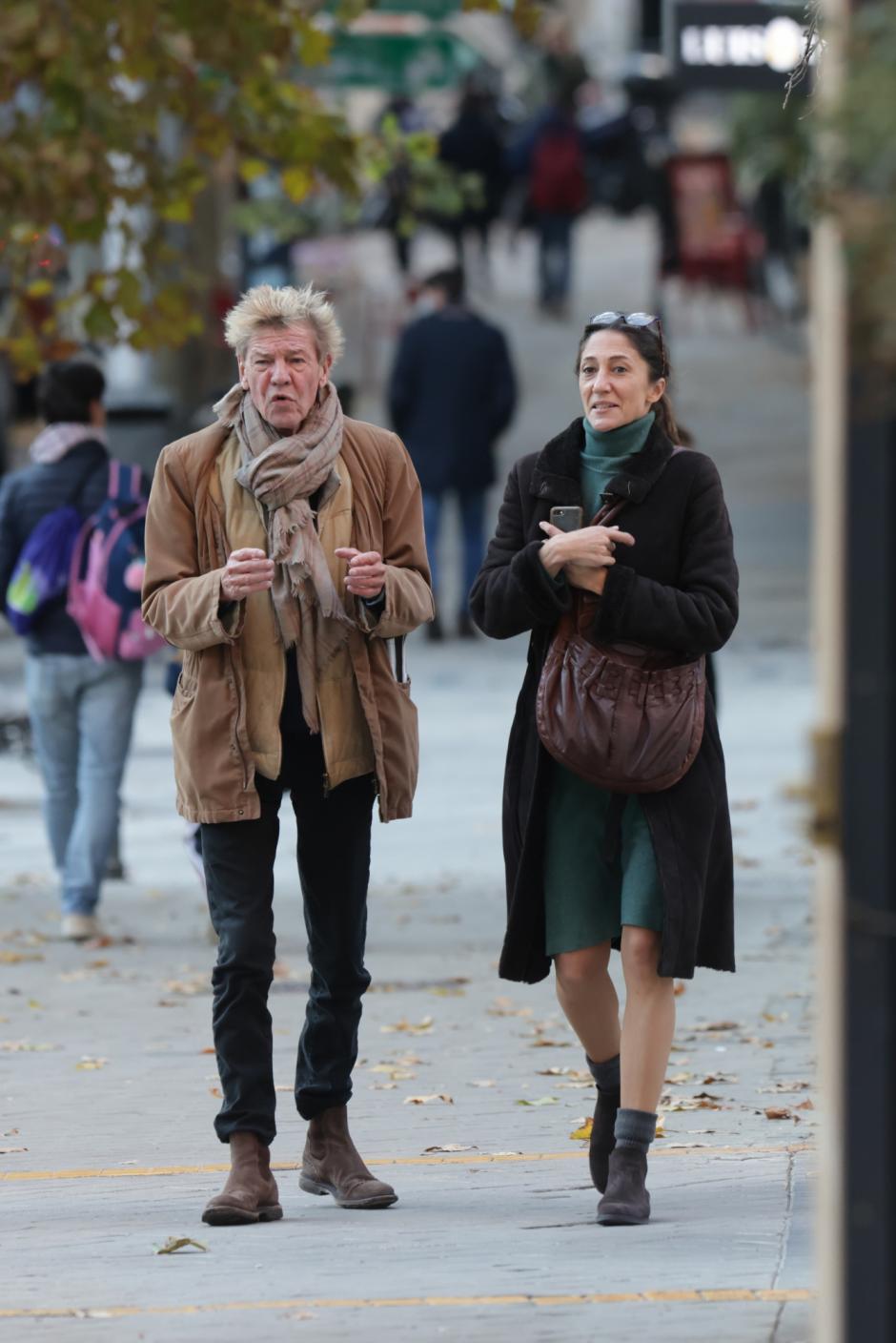 Ernesto Hannover y Claudia Stilianopoulos, paseando por Madrid