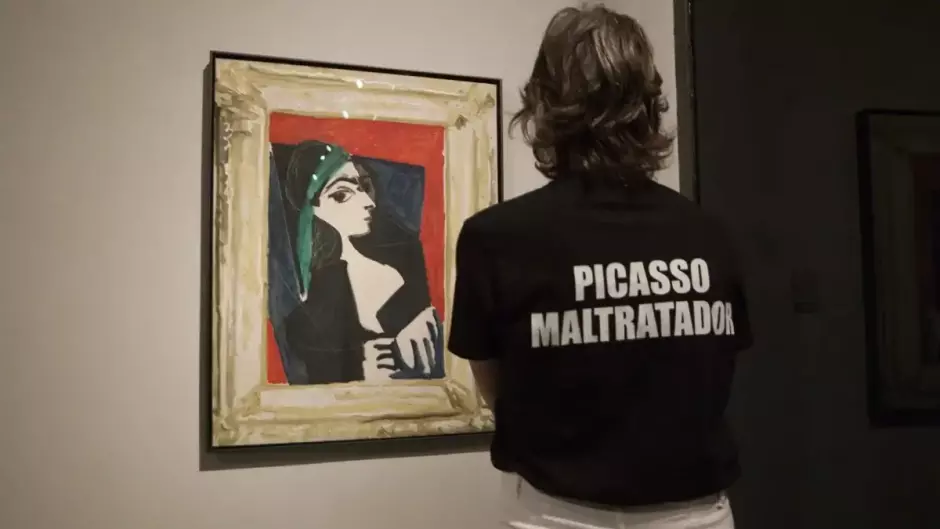Activistas feministas, protestando ante los cuadros de Picasso en el Museo Picasso de Barcelona
