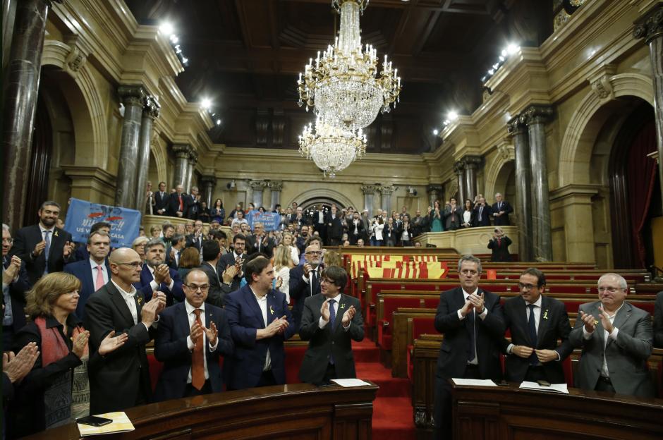 El entonces presidente de la Generalitat, Carles Puigdemont, tras el voto por la independencia de Cataluña, octubre de 2017