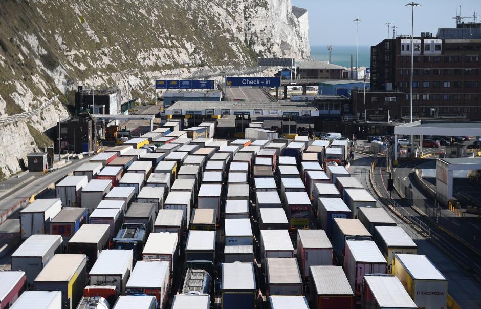 Camiones esperando a acceder a los controles en Reino Unido