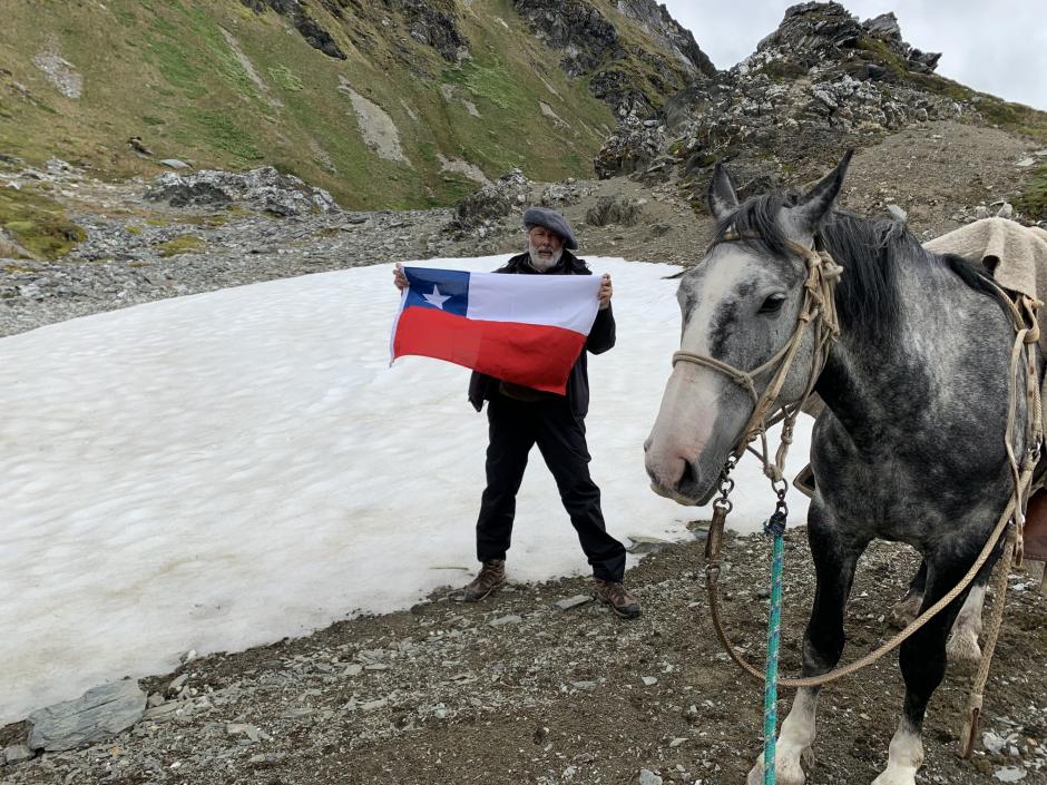 Andrés Montero con su caballo y la bandera de Chile