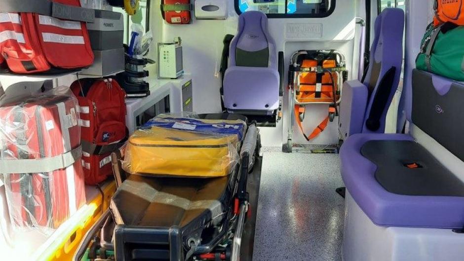 El interior de la ambulancia enviada por el Papa