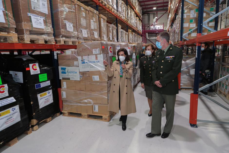 La ministra de Defensa, Margarita Robles, durante la visita al Centro Militar de Farmacia