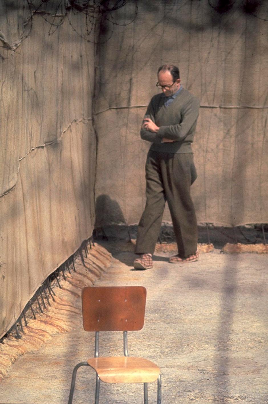 Adolf Eichmann pasea en su celda de Ramala, en Israel
