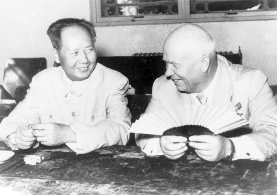 Mao Zedong y Nikita Jruschov en 1958, durante una visita del líder soviético a China