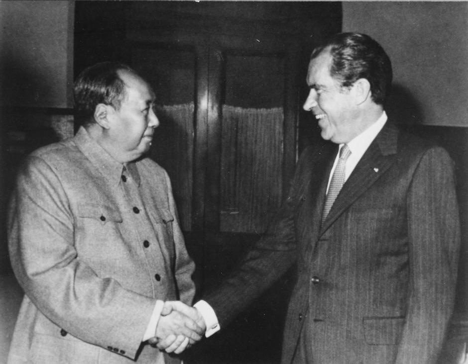 Para contrarrestar a la URSS, el presidente Mao se reunió con el presidente estadounidense Nixon y estableció un acercamiento sino-estadounidense en 1972