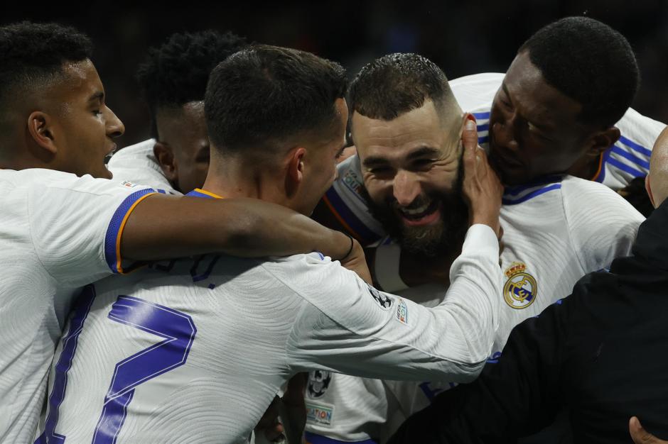 Los jugadores del Madrid celebran el gol de Benzema que les dio la clasificación