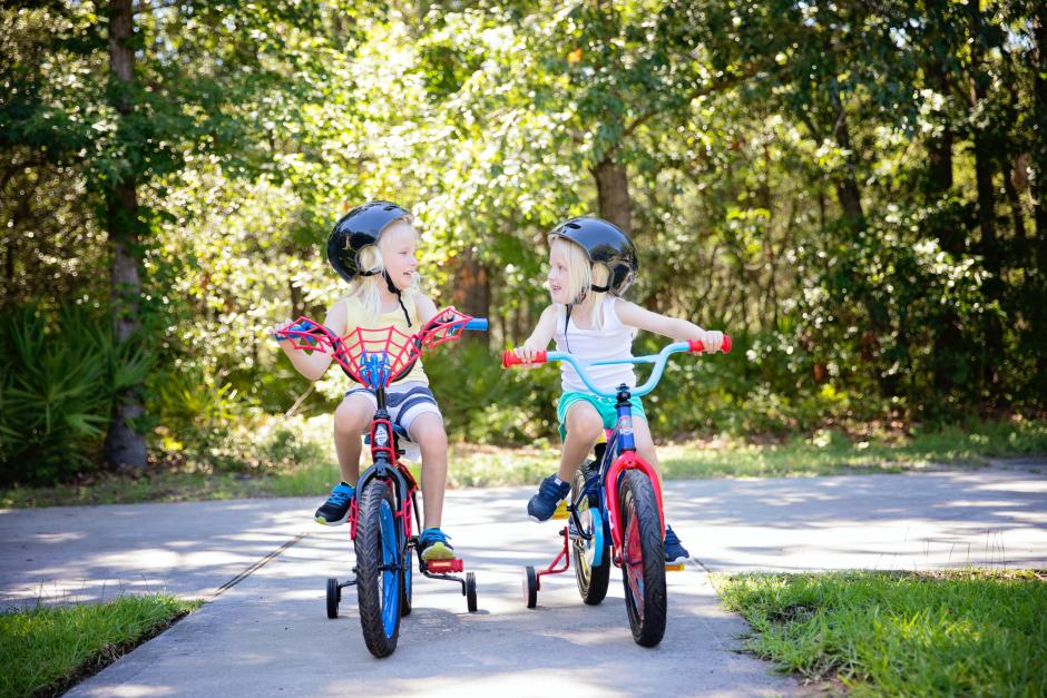 Los pediatras recomiendan caminar o ir en bicicleta en desplazamientos diarios