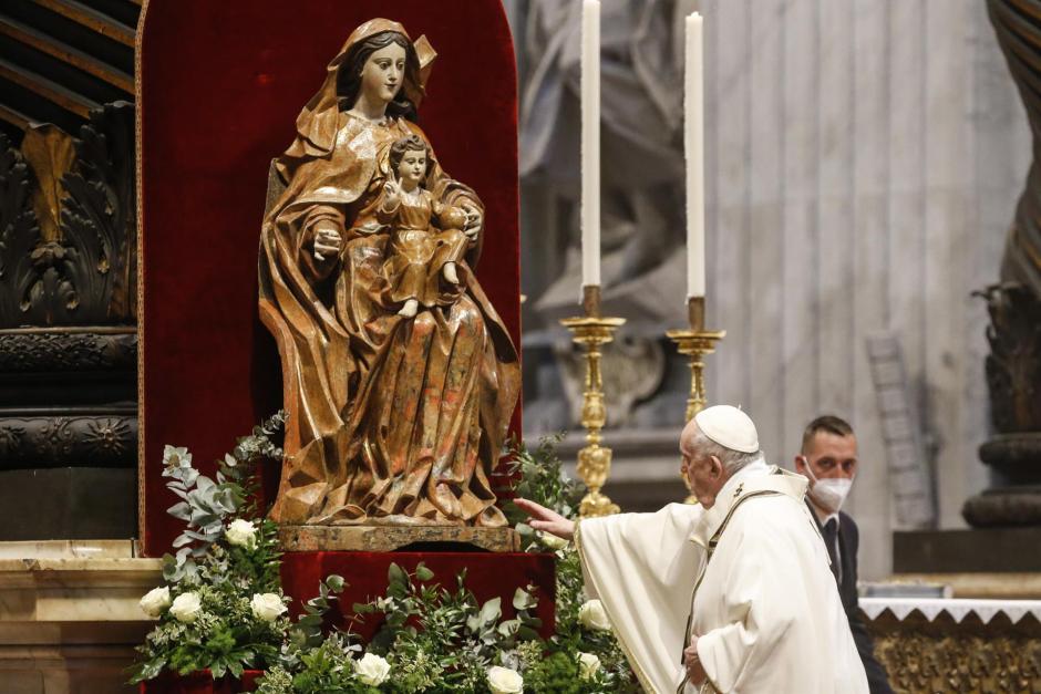 El Papa Francisco tocando los pies de la Virgen en la Misa Crismal de este jueves