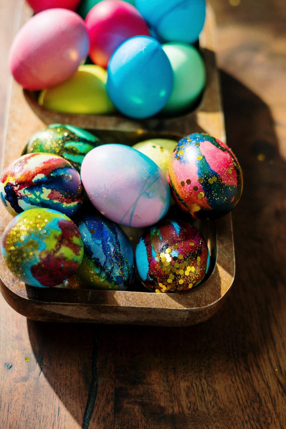 Huevos de Pascua decorados con purpurina