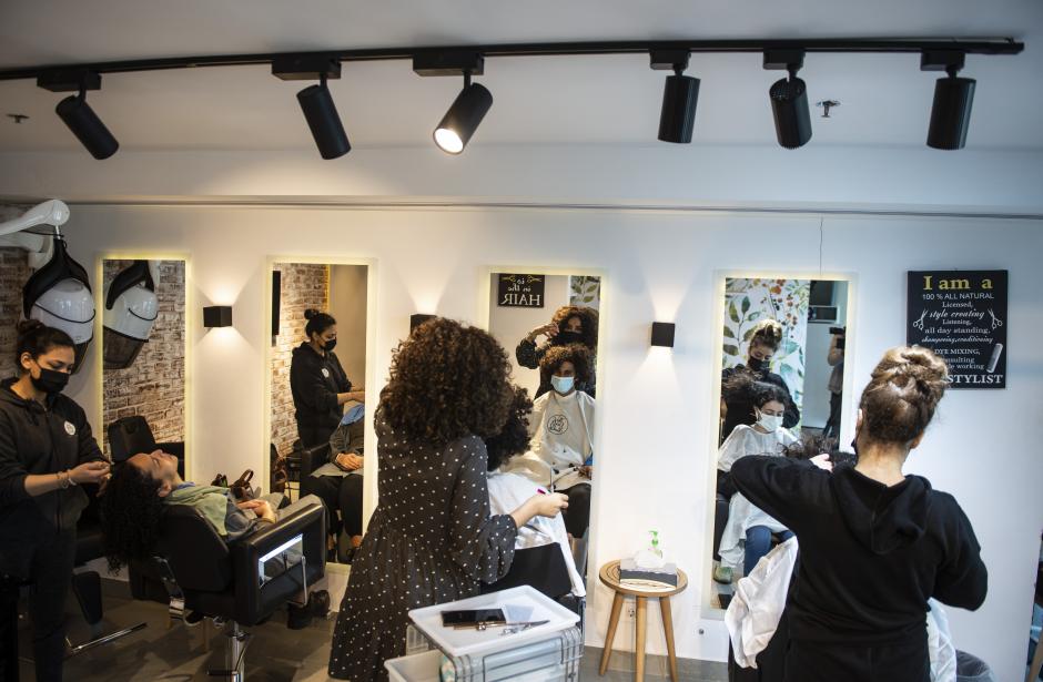 La peluquería de Sara Safwat en El Cairo dedicada al cuidado del pelo rizado