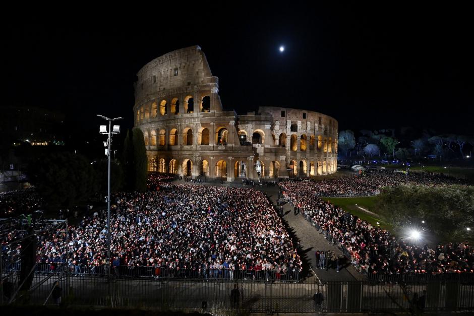 Miles de personas se han reunido en el Coliseo Romano para celebrar el tradicional Via Crucis de Viernes Santo con el Papa