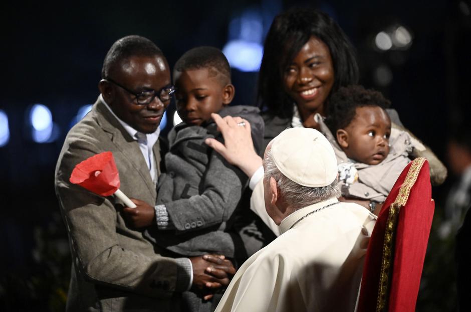 El Papa Francisco saluda a una familia durante el Via Crucis de Viernes Santo