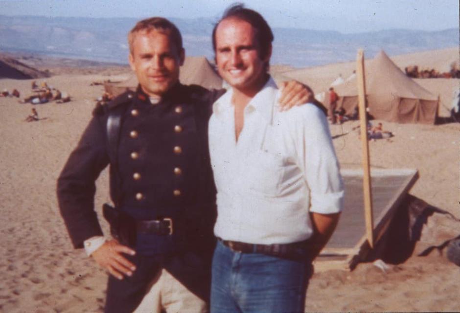 Rafael García (d) junto al actor Terence Hill en el rodaje de la película ’Marchar o morir'.