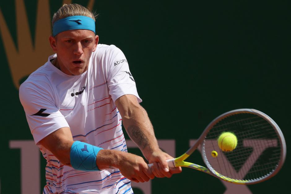 Alejandro Davidovich golpea de revés en la semifinal contra Dimitrov