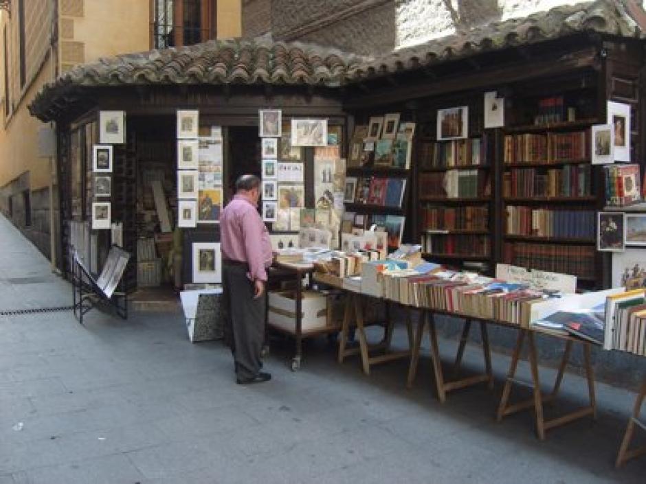 Un hombre frente a una librería, en una imagen de recurso