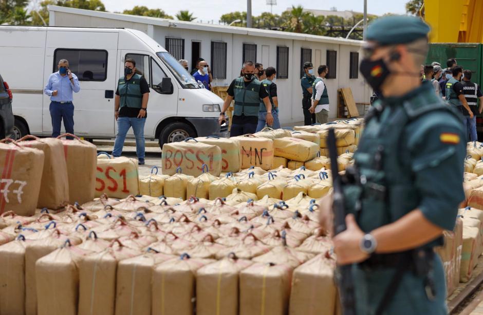 Efectivos descargan parte de la droga intervenida en el Mulle de Levante del Puerto de Huelva