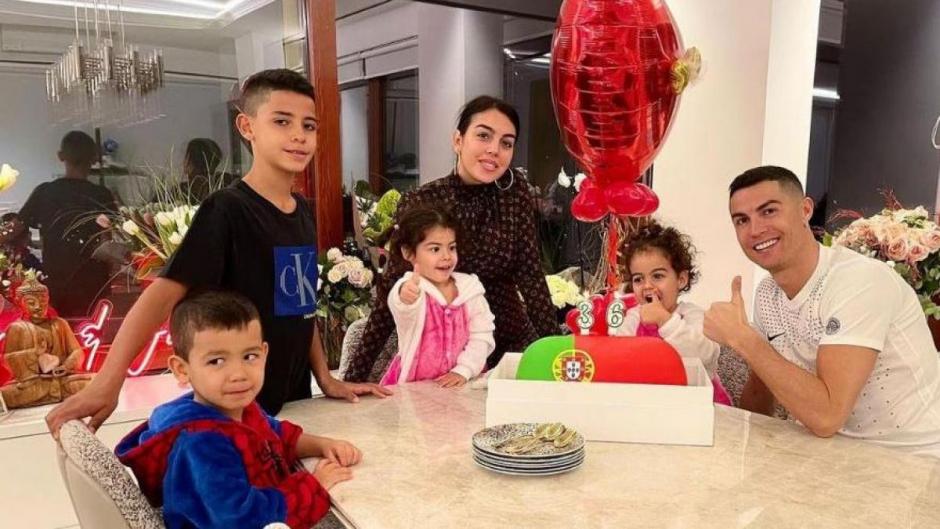 Cristiano Ronaldo y Georgina Rodríguez, con sus cuatro niños