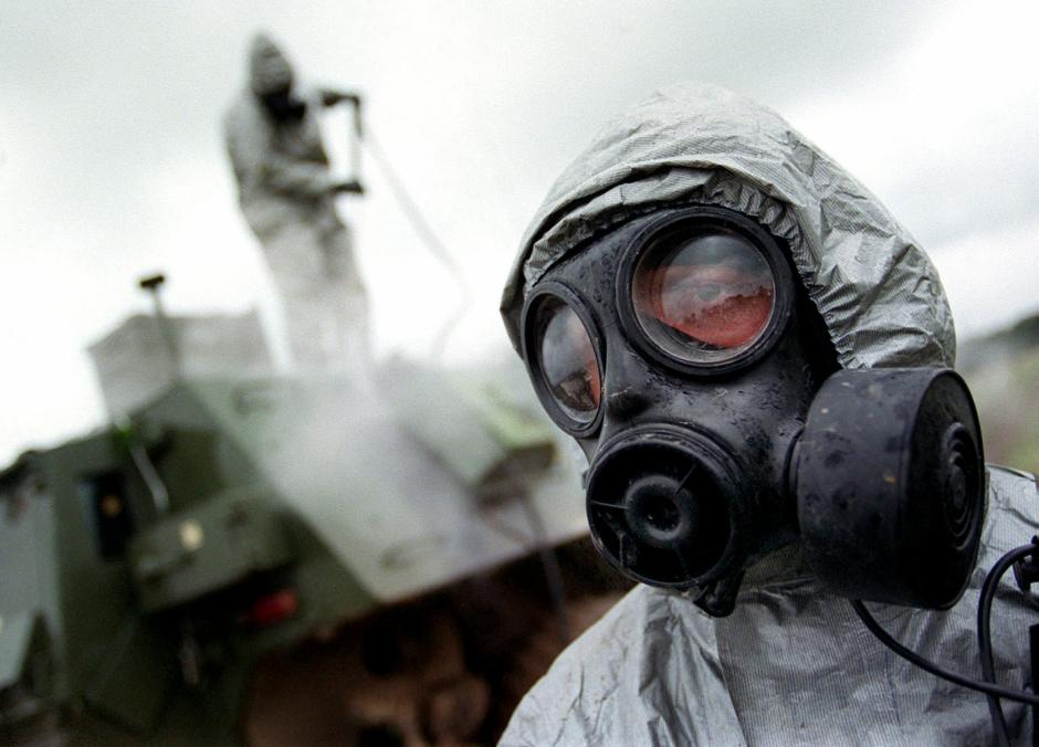 Soldados británicos usando equipos especiales NBC en ejercicios militares de desinfección de agentes químicos