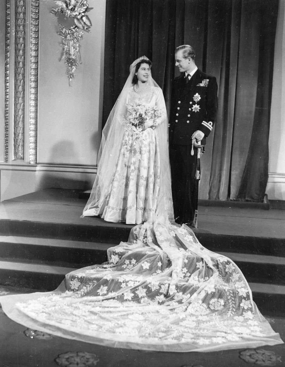 LA PRINCESA ISABEL DE INGLATERRA Y EL PRINCIPE FELIPE DE EDIMBURGO POSANDO EN EL INTERIOR DEL PALACIO DE BUCKINGHAM EN EL DIA DE SU BODA
AP Photo / © RADIAL PRESS
20/11/1947
LONDRES *** Local Caption *** This is the official wedding picture of Princess Elizabeth and her new husband Prince Philip,Duke of Edinburgh, made IN Buckingham Palace , Nov. 20, 1947. (AP Photo)© RADIAL PRESS