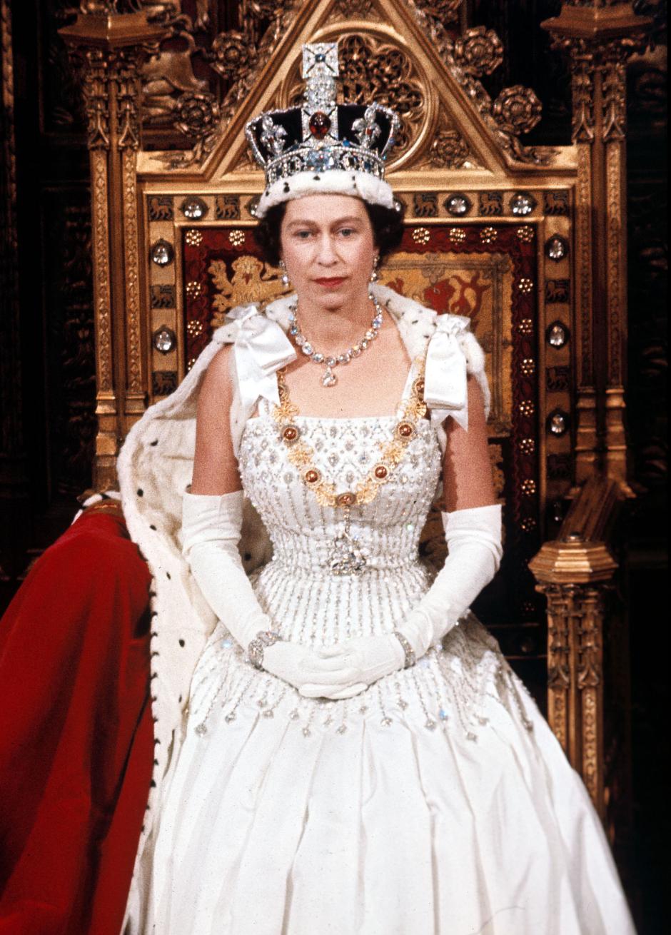 La Reina Isabel cumple hoy 96 años. En la imagen, en el tradicional acto de apertura del Parlamento británico en 1966