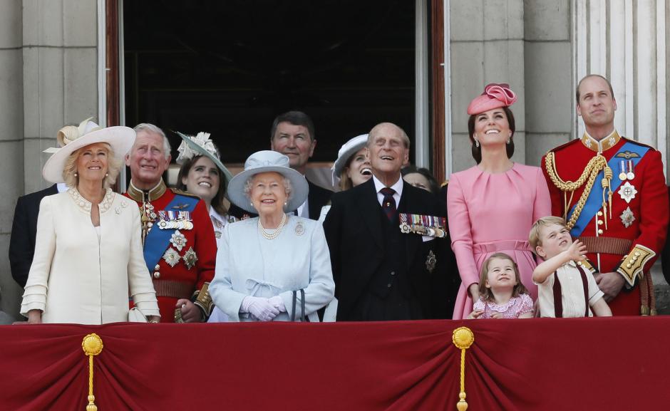 La Reina Isabel y su familia en el balcón de Buckingham, en el desfile Trooping the Colour de 2017
