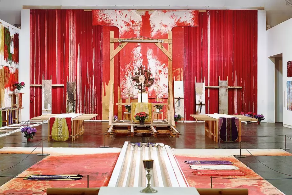 Una de las acciones consideradas sacrílegas de Hermann Nitsch, representando un altar católico