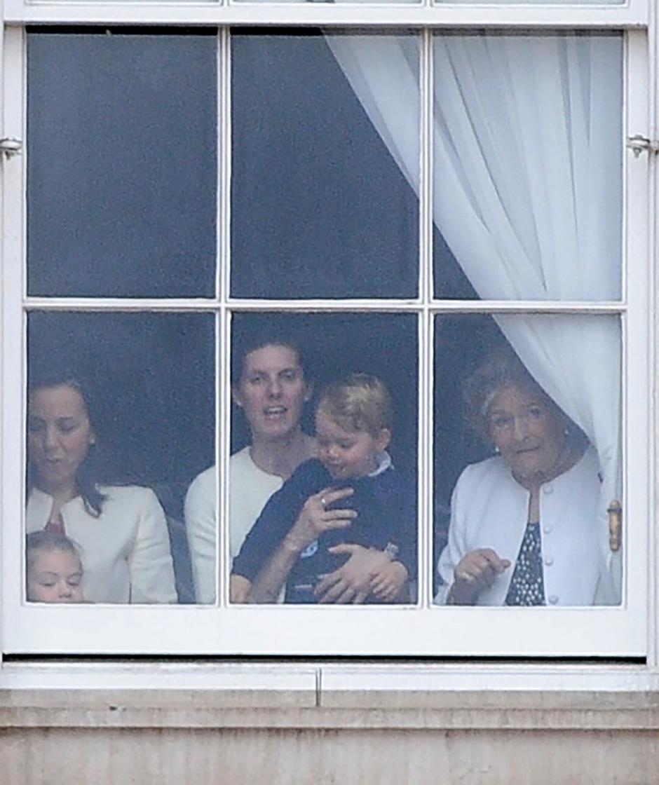 El Príncipe Jorge contempla el desfile The Trooping the Colour, junto a la niñera María Teresa Turrión