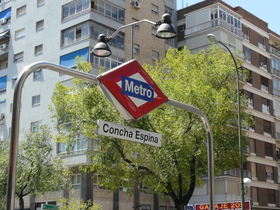 Imagen de la entrada a la parada de metro Cocha Espina en Madrid.