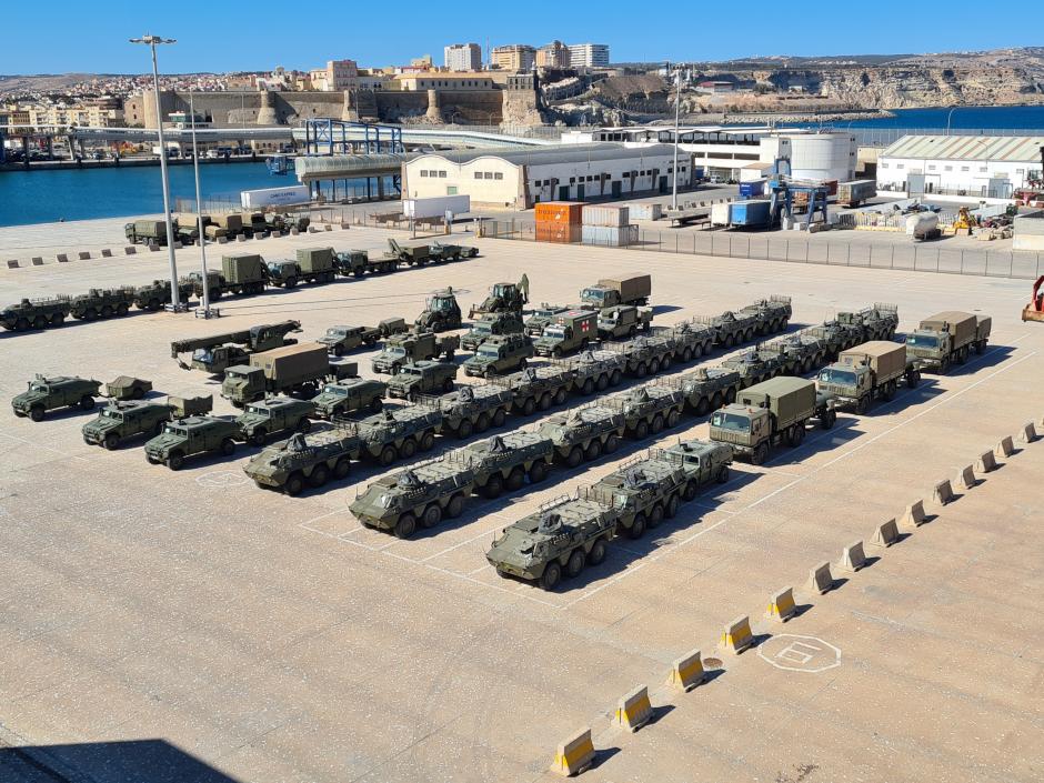 Vehículos militares preparados el pasado mes de febrero en Melilla para las priuebas de carga del buque