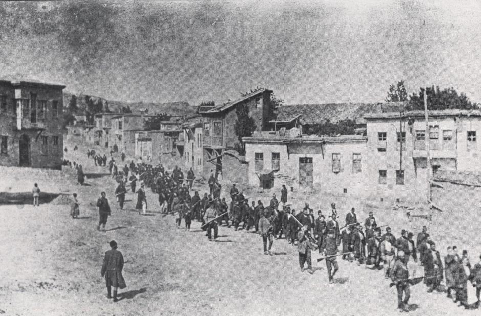 Una columna de armenios es llevada a un campo de prisioneros por soldados otomanos, abril de 1915