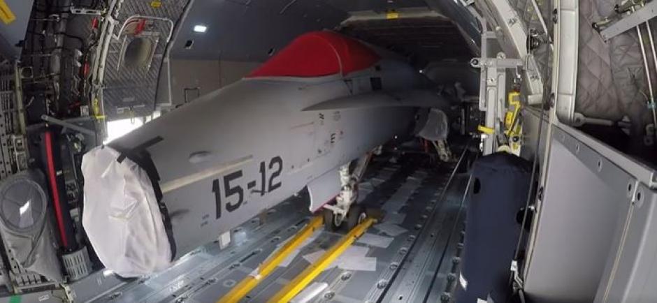 El F-18 comienza lentamente a salir del A-400M