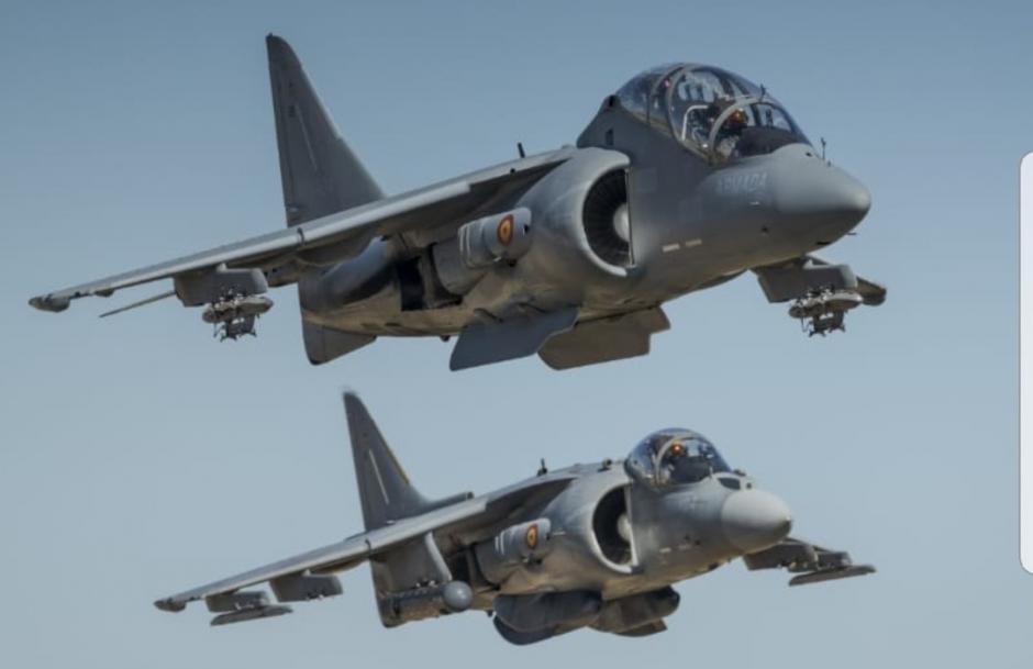 Espectacular imagen difundida por la Armada de dos Harriers en pleno vuelo