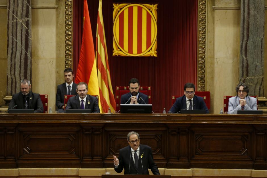 Quim Torra en el Parlamento catalán y Roger Torrent, entonces presidente de la cámara regional
