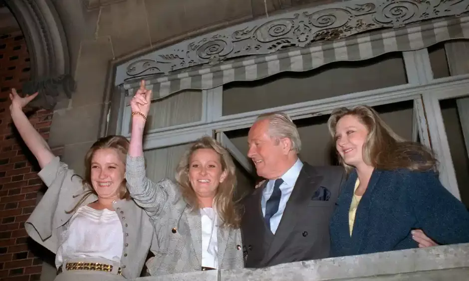 Jean-Marie Le Pen y sus tres hijas (desde la izquierda) Marine, Yann y Marie-Caroline